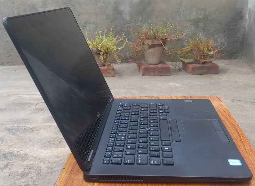 Dell latitude E7470, i5 6th generation, 8/128 ssd touch screen 5