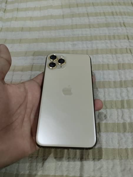 am selling iphone 11 pro 256 gb 4