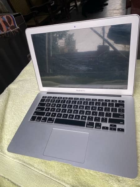 Apple Macbook Air Early 2015 1