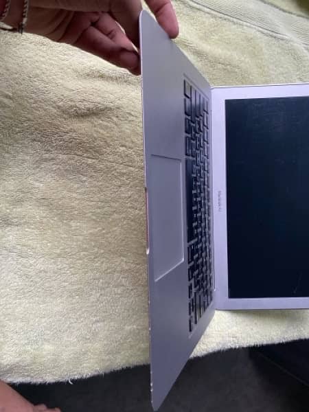 Apple Macbook Air Early 2015 3