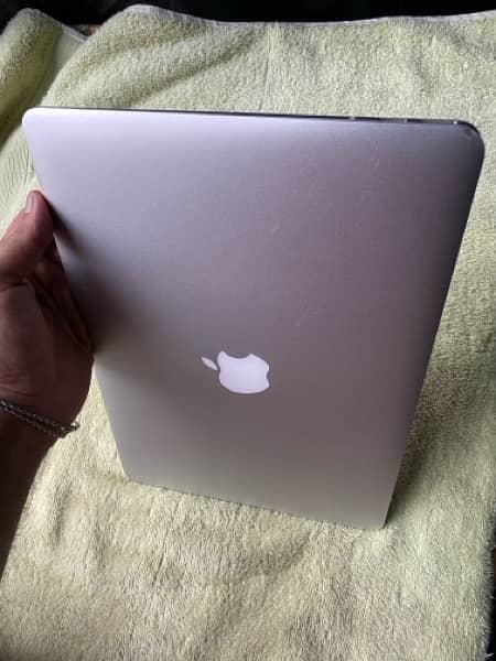 Apple Macbook Air Early 2015 4