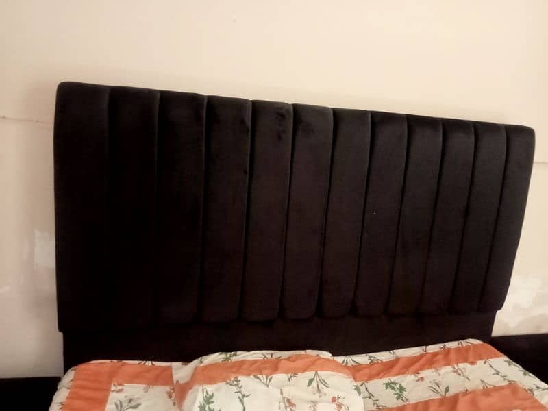 Velvet bed available for sale 2