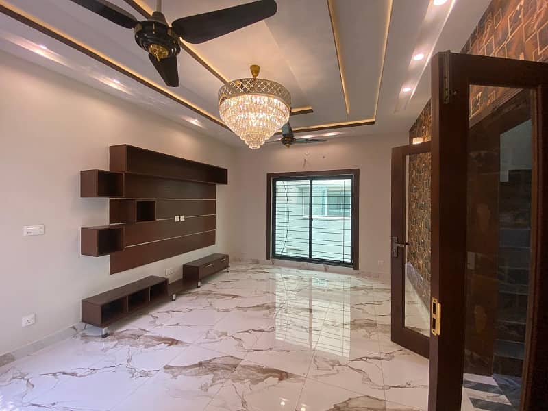 Elegant 5 Marla House Available for Sale in Park View City, Lahore 1