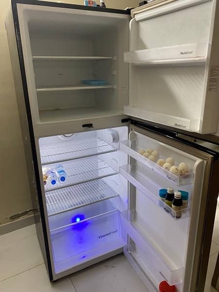 selling dawlance large size refrigerator in 86k 2