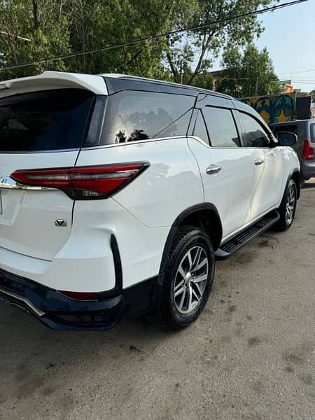 Toyota Fortuner V 2020 4