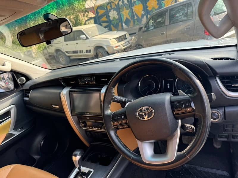 Toyota Fortuner V 2020 9