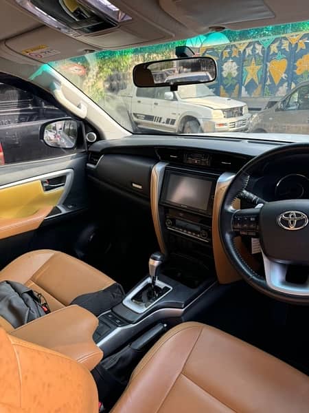 Toyota Fortuner V 2020 17