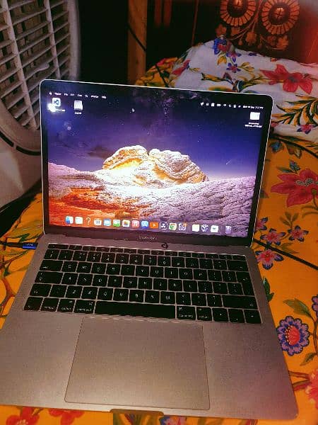 MacBook pro 2016 core i5 8/256 3