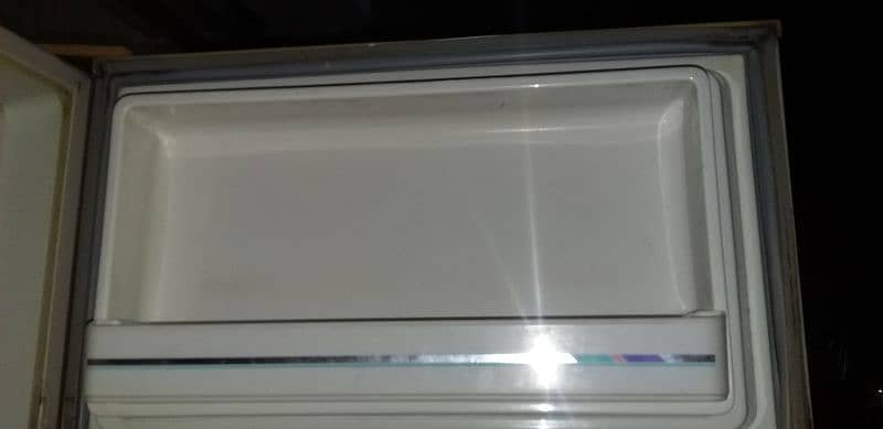 dawlance medium size fridge 3