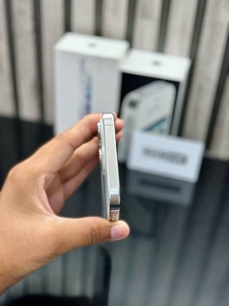 15 Pro Max JV 256GB 1 Cycle White Titanium 3