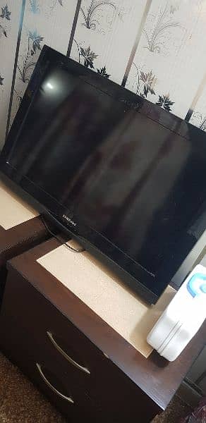 Broken 32" Samsung Flat-Screen LCD TV For Parts or Repair 0