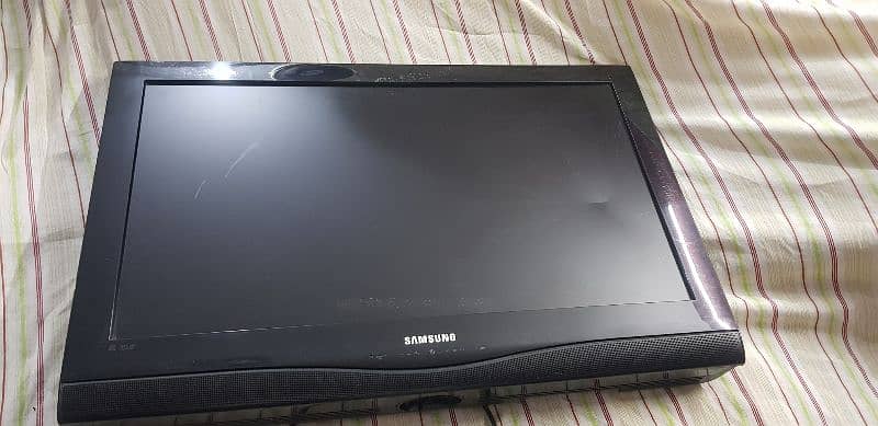 Broken 32" Samsung Flat-Screen LCD TV For Parts or Repair 1