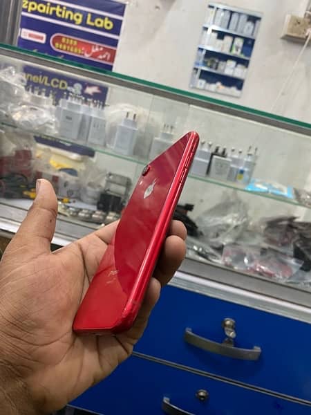 xr 64 gb factory airtite water pack 9.5/10 condition red colour e sim 3