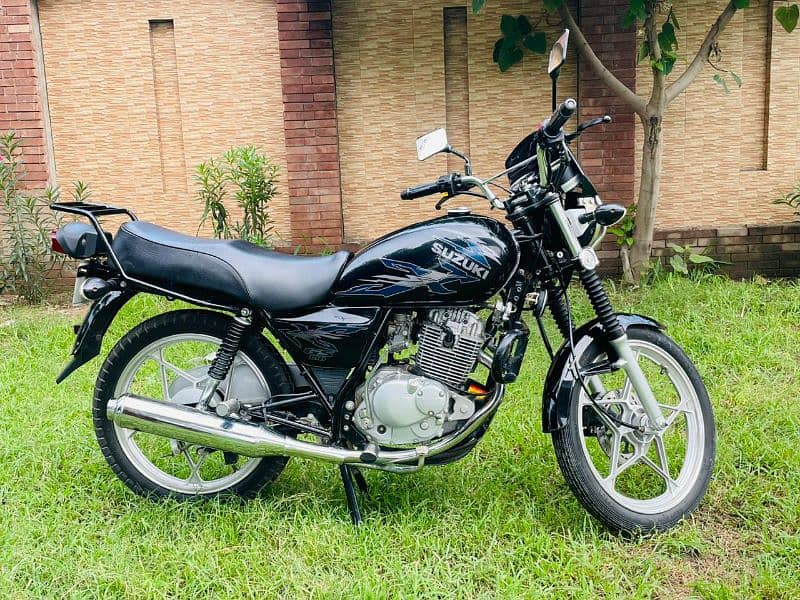 SUZUKI GS SE 2022 MODEL 10000 KM 10/10 BIKE LOCAL USED 2