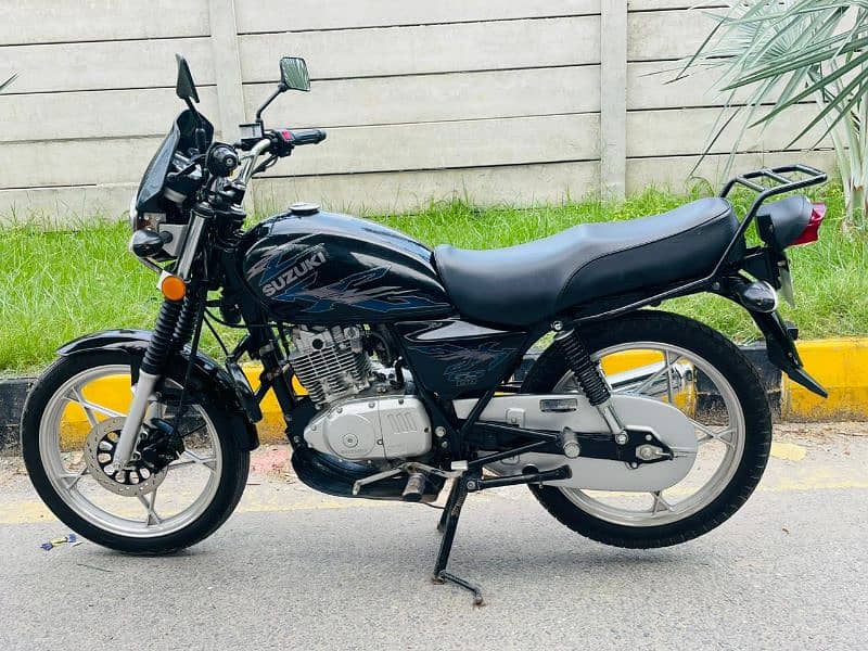 SUZUKI GS SE 2022 MODEL 10000 KM 10/10 BIKE LOCAL USED 3