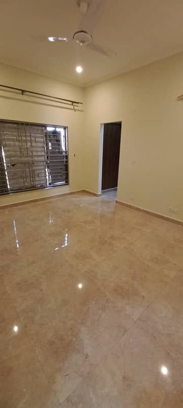 10 Marla Upper portion available for rent lower portion lock 10