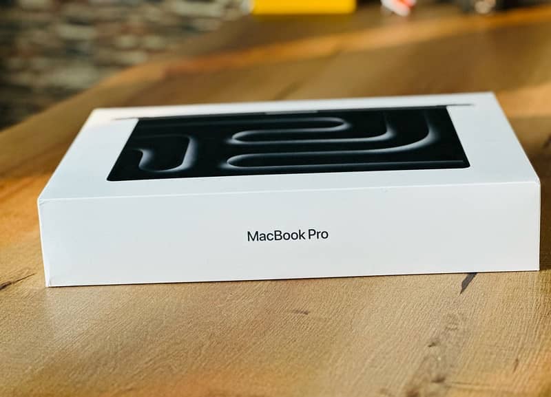 MACBOOK PRO 18/512GB M3 BOX PACK 3