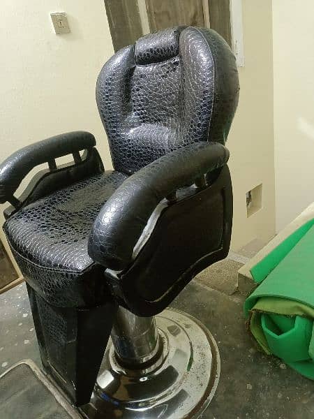 I am selling my hair salon chair condition like a new 1