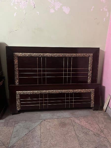 bed full new all ok only 2 days used and two set table 3