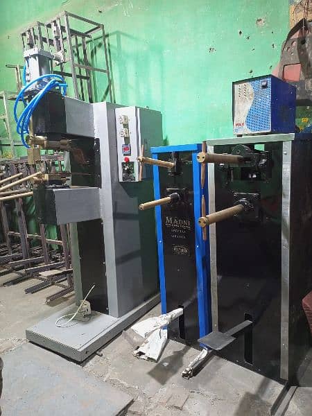 spot welding machine 10