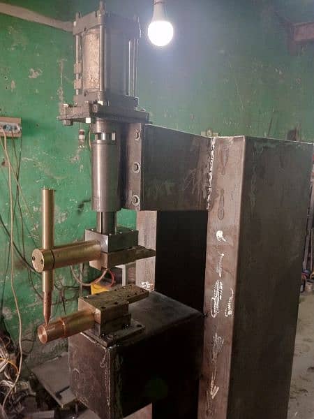 spot welding machine 12