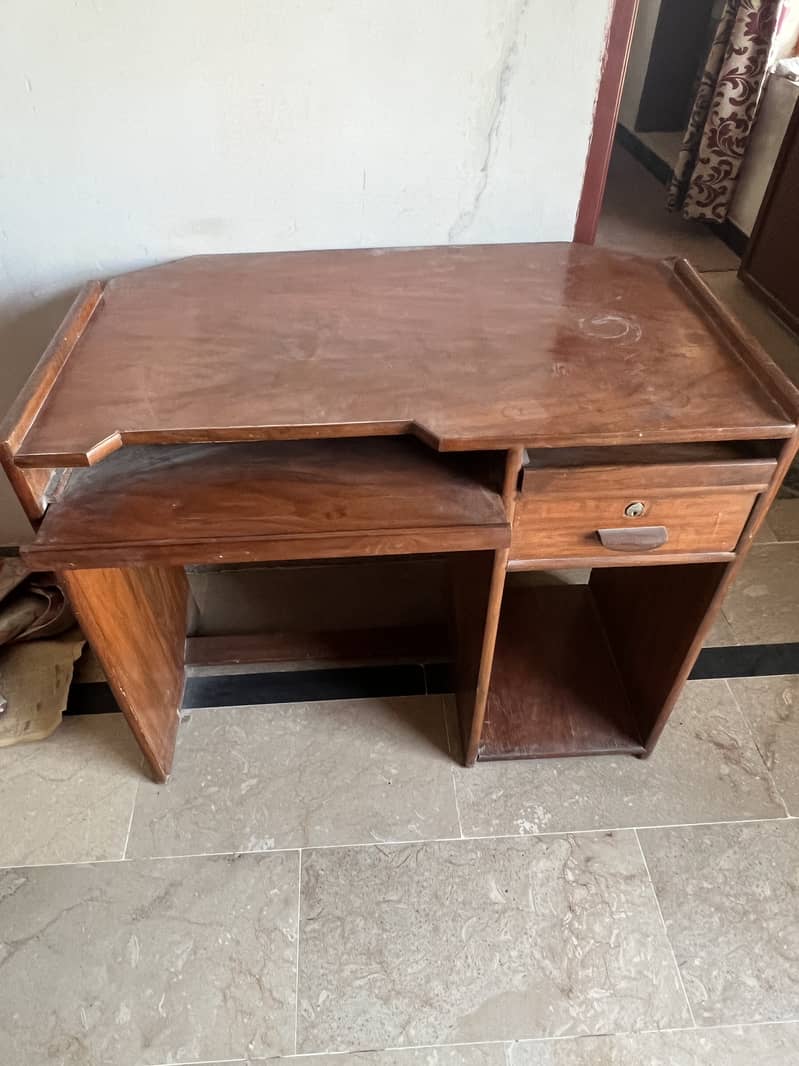 Computer table in good condition available for sale 0