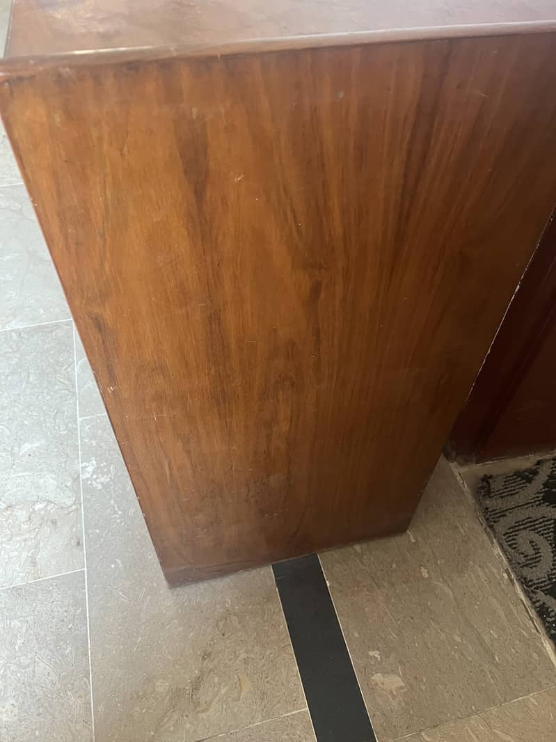 Computer table in good condition available for sale 1