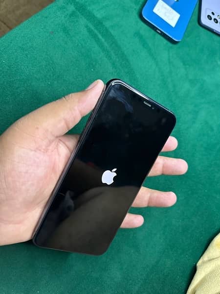 i phone 11 pro max 4