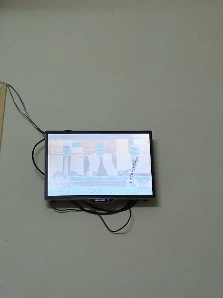 LED 24" screen White si ho gyi hy Jo hy jesa hy ki bunyad par 1