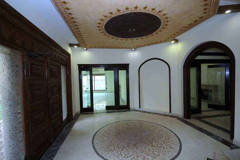 Cantt properties offers 2KANAL single story house Available for Rent in cantt 1