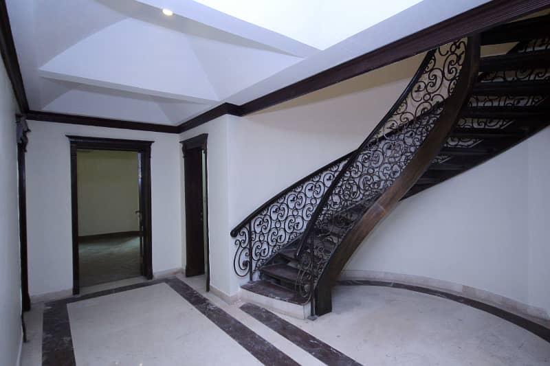 Cantt properties offers 2KANAL single story house Available for Rent in cantt 2