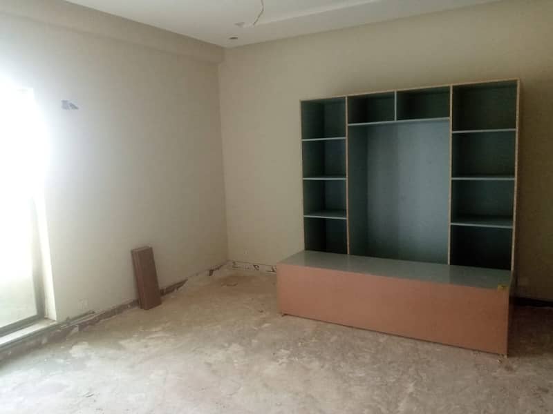 10 Marla 3 Bed New Design Flat For Sale In Askari 11 Lahore. 9