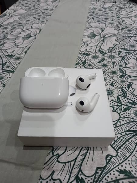 Apple AirPods (3rd Generation) 1