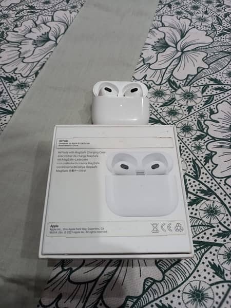 Apple AirPods (3rd Generation) 3