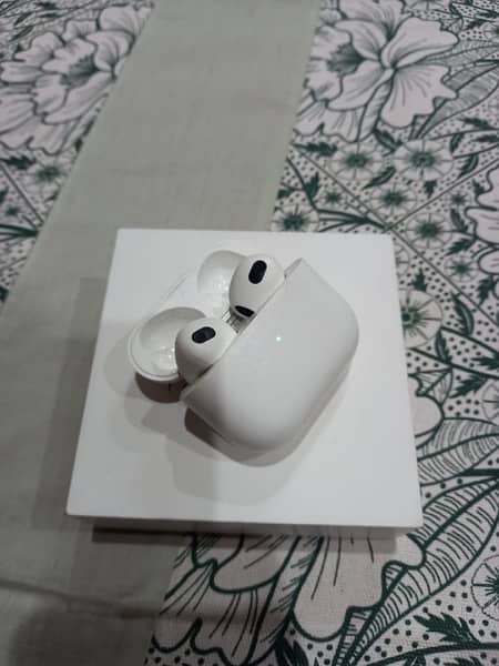 Apple AirPods (3rd Generation) 4