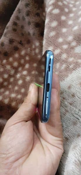 AOA i am selling my OnePlus 9 12/256 urgent 2line in screen 6