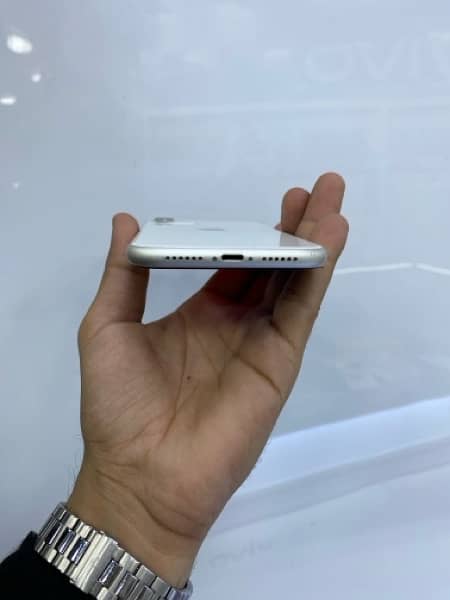 IPHONE 11 128GB WITH BOX PTA APPROVED 3