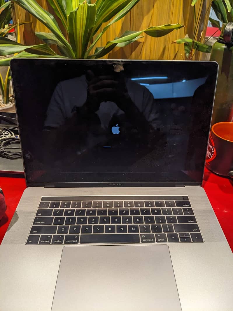 MacBook pro (2017) 15'' retina display 0