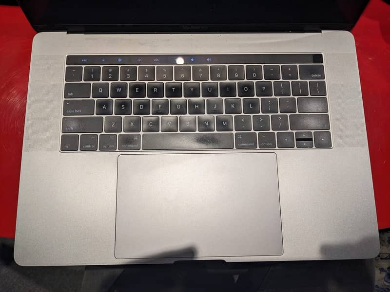 MacBook pro (2017) 15'' retina display 2