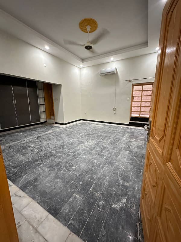 BRAND new Portion for rent 3bed 3bath kichan TV loung drawing room dayning room kitchen pani 24 hours location Jan shadi hall ke sat pani bijli Gass sab available 4