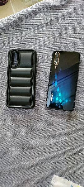 VIVO S1 4/128 condition 10/9.5 PTA approved with box and charger 5