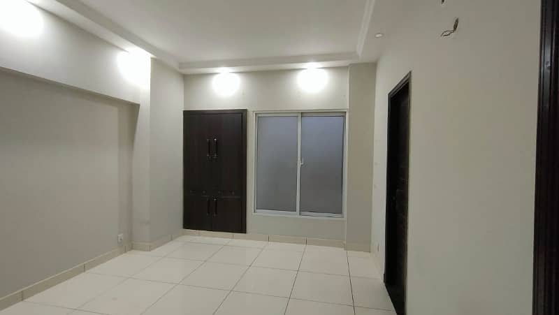 *Kings Towers* 3 Beds Drawing Dinning 3rd Floor 1550 sq. ft Corner 12