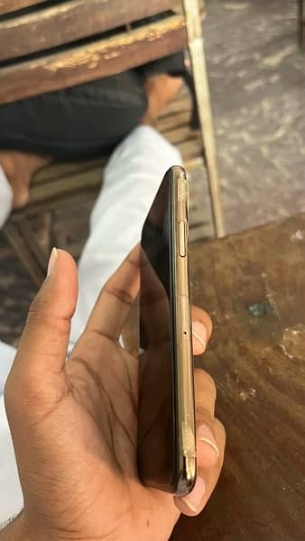 Iphone 11 pro 256 GB non Pta Golden colour 3