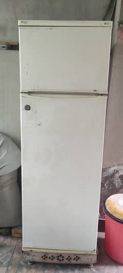 Indesit Refrigerator, Made in Italy, in Behtreen Working Condition