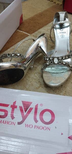 Heel sandle stylo brand ,, silver siz 9(39) . . skin size 10(40) 2