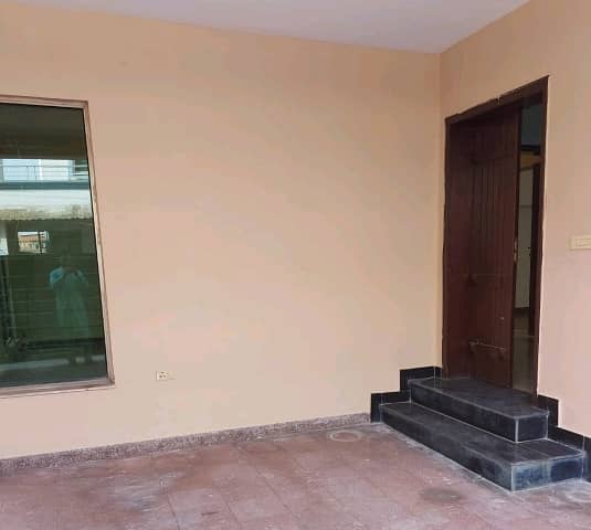 10 Marla House For rent In Beautiful Askari 11 - Sector B 3