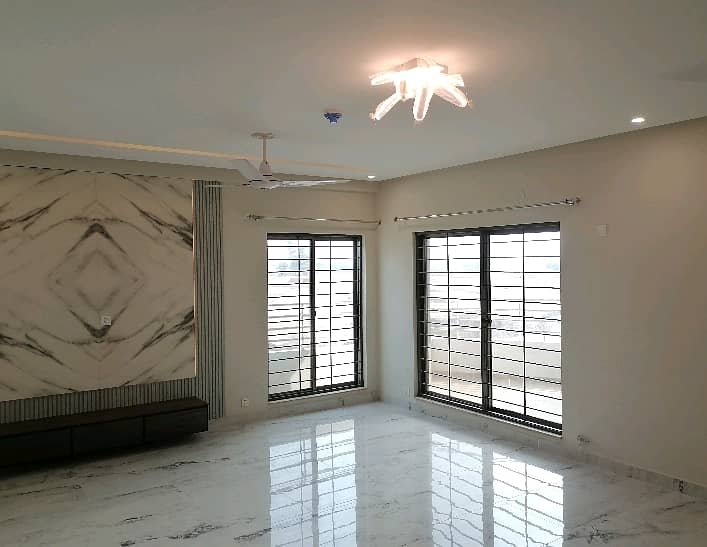 Highly-Desirable 10 Marla Flat Available In Askari 11 2