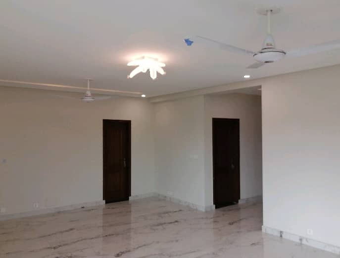 Highly-Desirable 10 Marla Flat Available In Askari 11 3