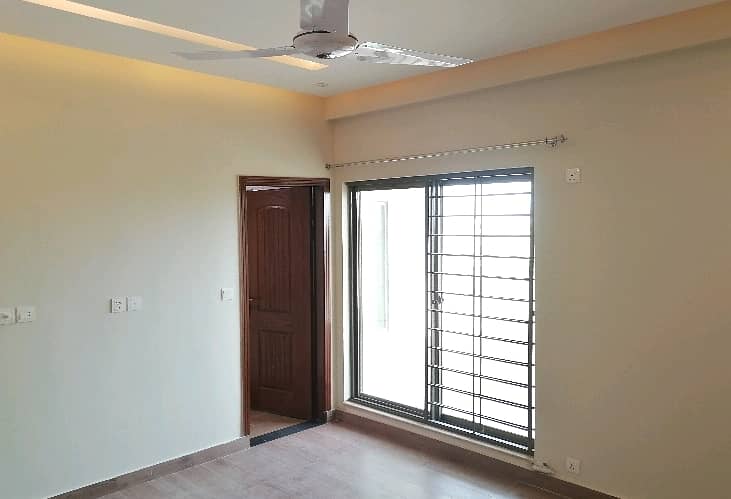 Highly-Desirable 10 Marla Flat Available In Askari 11 4