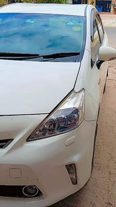 Toyota Prius Alpha 2015